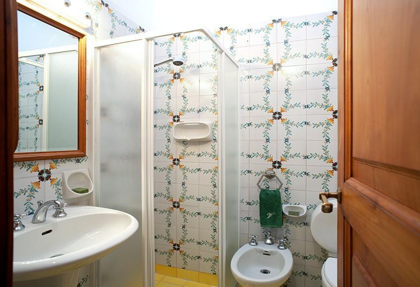 Étage inférieur - chambre double  C salle de bain